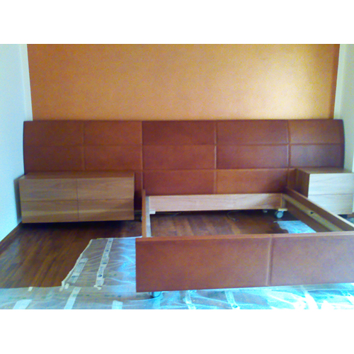 arredamento-rivestimento-in-cuoio-lettiera-con-comodini 