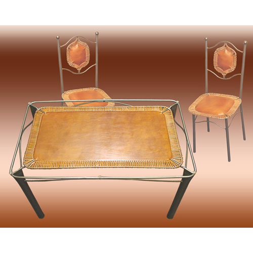 arredamento-rivestimento-in-cuoio-tavolo-con-sedie-foderate 
